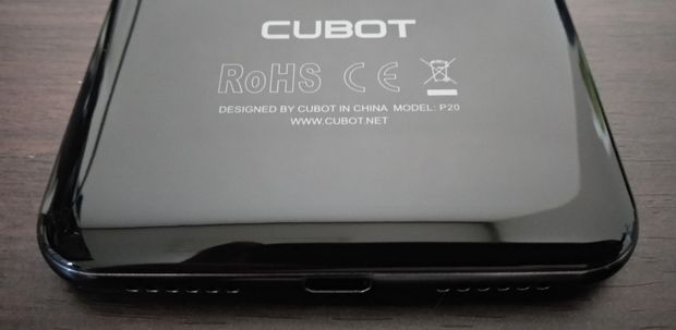 CUBOT P20 背面のピアノブラック調塗装